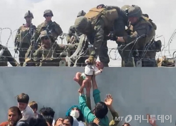 탈레반 점령 후 아프가니스탄 난민들이 탈출을 위해 필사적으로 움직이고 있다. /사진=AP/뉴스1