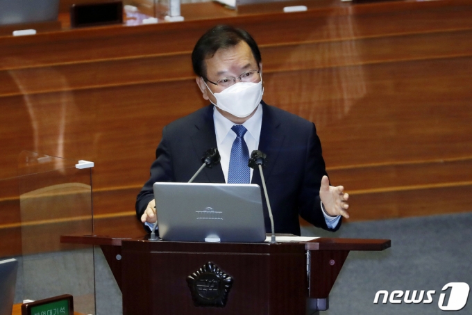 김부겸 국무총리가 15일 서울 여의도 국회 본회의장에서 열린 경제 분야 대정부질문에서 질의에 답변하고 있다. /사진=뉴스1