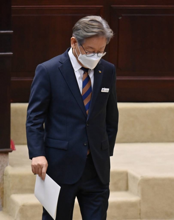 더불어민주당 대선 주자인 이재명 경기지사가 15일 오전 경기도 수원시 경기도의회에서 열린 제354회 임시회 제4차 본회의에 출석해 자리로 이동하고 있다. 2021.09.15.