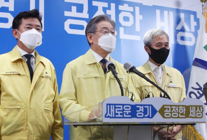 [이재명 경기도지사가 15일 오후 경기도 수원시 경기도청 브리핑룸에서 경기도의회 더불어민주당 박근철 대표의원(왼쪽), 곽상욱 경기도시장군수협의회 회장(오른쪽)과 제3차 경기도 재난기본소득 지급 관련 기자회견을 하고 있다. / 사진제공=뉴시스