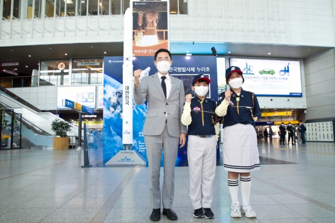 용홍택 과학기술정보통신부 제1차관이 15일 오후 서울 중구 서울역에 위치한 '한국형발사체 누리호 홍보관' 을 방문해 우주청소년단 학생들과 기념촬영 하고 있다./사진제공=과기정통부