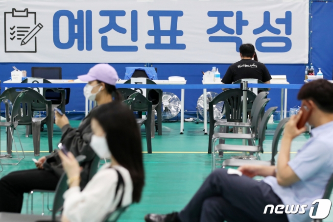 (서울=뉴스1) 이광호 기자 = 신종 코로나바이러스 감염증(코로나19) 확산세가 이어지며 신규 확진자가 엿새 만에 2천명대로 올라선 15일 서울 은평구 코로나19 예방접종센터에서 시민들이 백신접종 순서를 기다리고 있다. 코로나19 예방접종대응추진단에 따르면 이날 정부가 화이자사와 직접 계약한 코로나19 백신 130만 2천 회분이 추가로 국내에 들어왔다. 또한 전날 백신 1차접종을 받은 인원은 59만 9970명으로, 누적 3458만 2174명으로 집계, 전체 인구의 67.3%로 접종대상인 18세 이상 성인 기준으로 보면 78.3%에 이르는 것으로 나타났다. 2021.9.15/뉴스1