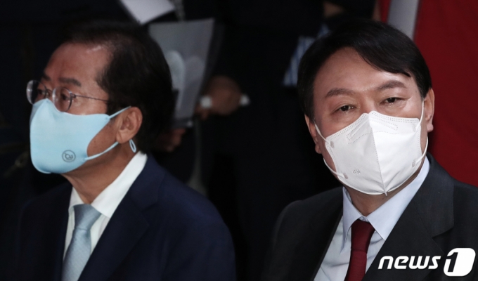 = 7일 오후 서울 강서구 ASSA빌딩 방송스튜디오에서 열린 국민의힘 대선 경선 후보 '체인지 대한민국, 3대 약속' 발표회에서 홍준표, 윤석열 후보가 행사 시작을 기다리며 생각에 잠겨 있다. 2021.9.7/뉴스1