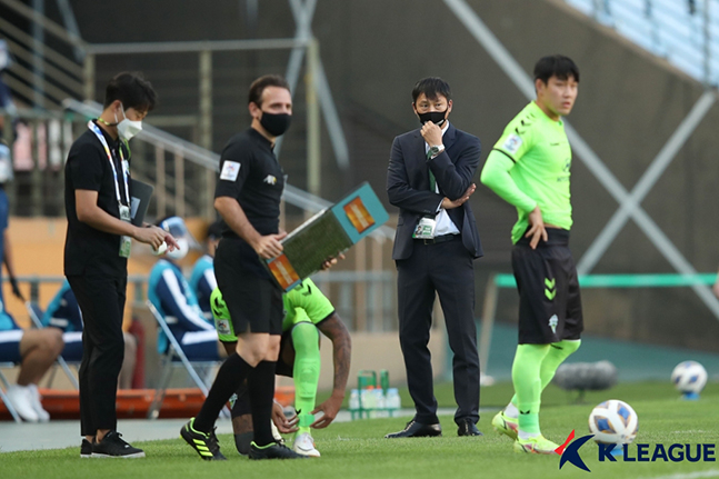 15일 전주월드컵경기장에서 열린 BG빠툼유나이티드전에서 전반 30분 만에 2장의 교체카드를 활용하고 있는 김상식(오른쪽 2번째) 전북현대 감독. /사진=한국프로축구연맹