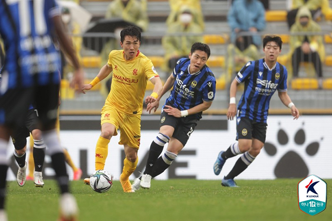 지난 4월 광주축구전용구장에서 열린 광주FC전에 출전 중인 인천유나이티드 김준엽(오른쪽 2번째). /사진=한국프로축구연맹
