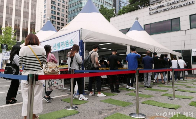 추석 특별방역대책과 거리두기 연장 여부 발표를 하루 앞둔 2일 서울 강남구 선별진료소에 시민들이 검사를 위해 대기하고 있다. /사진=김휘선 기자 hwijpg@