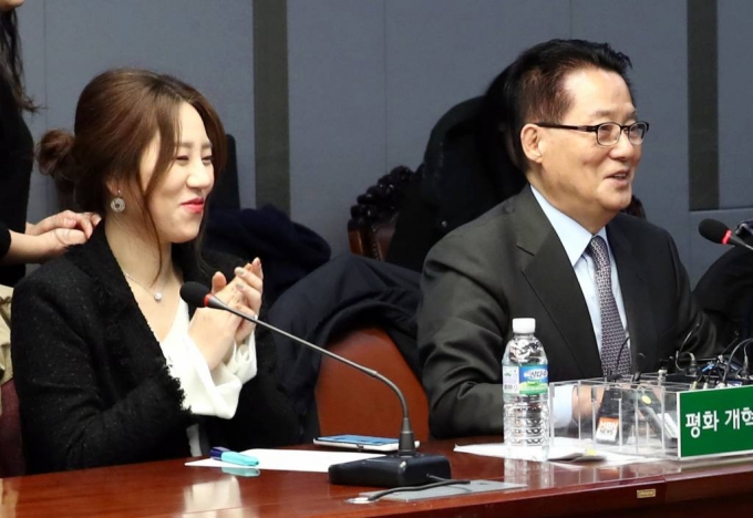 지난 2018년 1월 12일 오전 서울 여의도 국회 의원회관 제2세미나실에서 열린 국민의당지키기운동본부 전체회의에 참석한 박지원 의원이 동료 의원들에게 인사를 하고 있다. 왼쪽은 고발사주 의혹 제보자인 조성은 당시 국민의당 비대위원.(뉴시스 자료사진) 2021.08.12.
