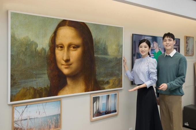 경기도 수원시 삼성 프리미엄 스토어 갤러리아 광교점에서 삼성전자 모델이 85형 더 프레임을 통해 루브르 대표작 '모나리자'를 소개하고 있다. /사진제공=삼성전자