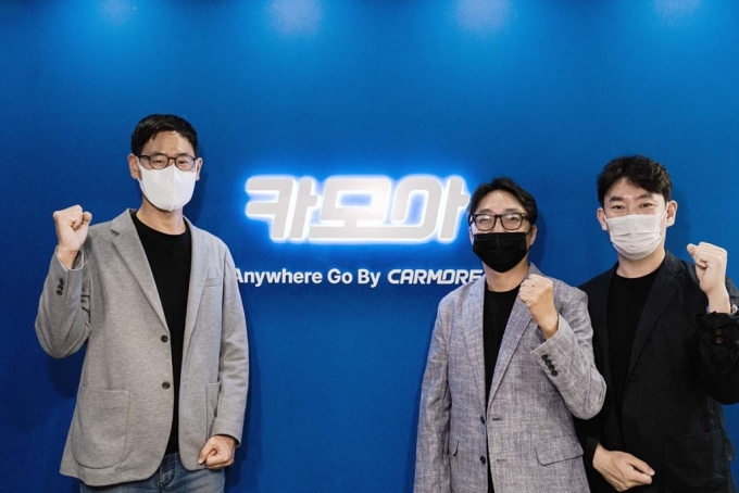 카모아 홍성주 대표(중앙)와 성장근 부대표(오른쪽)가 이재환 티맵모빌리티 전략그룹장(왼쪽)과 업무협약을 체결한 뒤 기념사진을 찍고 있다. /사진=카모아 제공
