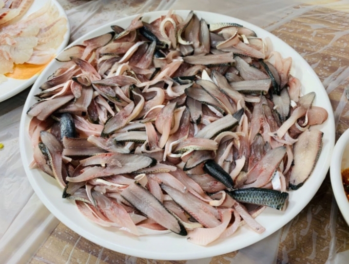 푸짐하게 차려진 가을전어 회. /사진=정재묵 국립수산과학원 해양수산연구사