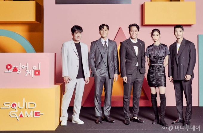 배우 허성태, 박해수, 이정재, 정호연, 위하준이 15일 오전 온라인 생중계로 진행된 넷플릭스 &#039;오징어 게임&#039; 제작발표회에 참석해 포즈를 취하고 있다. 456억 원의 상금이 걸린 의문의 서바이벌에 참가한 사람들이 최후의 승자가 되기 위해 목숨을 걸고 극한의 게임에 도전하는 이야기를 담은 &#039;오징어게임&#039;은 오는 17일 공개된다. /사진제공=넷플릭스 2021.09.15 /사진=이동훈 기자 photoguy@