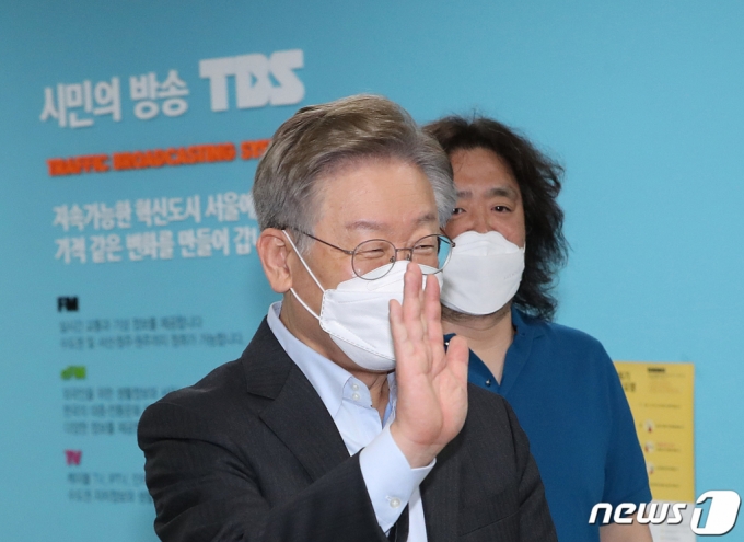 (서울=뉴스1) 이성철 기자 = 이재명 경기도지사와 방송인 김어준씨가 15일 서울 마포구 TBS 라디오국에서 진행된 '김어준의 뉴스공장' 일정을 마치고 이동하고 있다. 2021.7.15/뉴스1