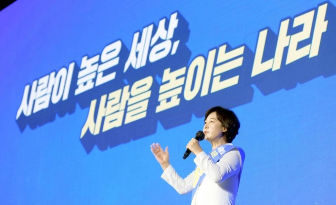 더불어민주당 대선 후보 선출을 위한 순회 경선 광주·전남 합동연설회가 이달 25일 오후 광주 서구 김대중컨벤션센터 1층 다목적홀에서 열리고 있다. 기호 6번 추미애 후보가 연설을 하고 있다. / 사진제공=뉴시스