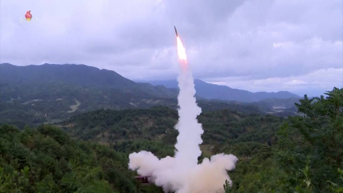 [서울=뉴시스] 북한이 철도미사일 기동연대를 조직한 뒤 검열사격훈련을 통해 열차에서 탄도미사일을 발사했다고 16일 조선중앙TV가 보도했다. 북한은 동해 800킬로미터 수역에 설정된 표적을 정확히 타격했다고 전했다. (사진=조선중앙TV 캡처) 2021.09.16. *재판매 및 DB 금지