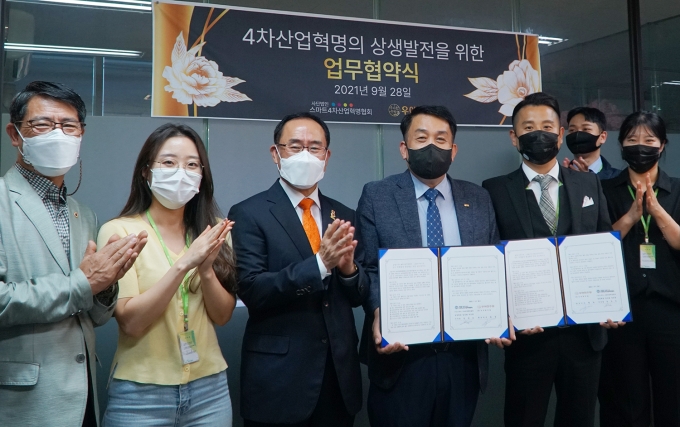 사진 왼쪽부터 임건태 (사)스마트4차산업혁명협회 공동회장, 나연주 ㈜우아한주방 주임, 여운종 공동회장, 임상호 (사)스마트4차산업혁명협회 이사장, 황철 ㈜우아한주방 대표이사, 오세혁 주임, 최진아 ㈜우아한주방 대리