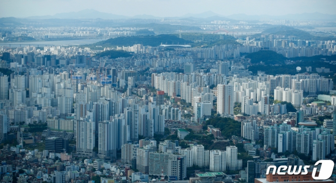 (서울=뉴스1) 안은나 기자 = 22일 서울 용산구 남산N서울타워에서 바라본 도심 아파트단지. 이날 부동산 플랫폼 직방에 따르면 올해(9월15일 계약일 기준) 서울에서 거래된 6억원 이하 아파트는 9714건으로, 2017년 거래 대비 절반 이상 줄었다. 시장에서는 향후 6억원 이하 주택 감소 현상이 심화될 것으로 관측한다. 2021.9.22/뉴스1  