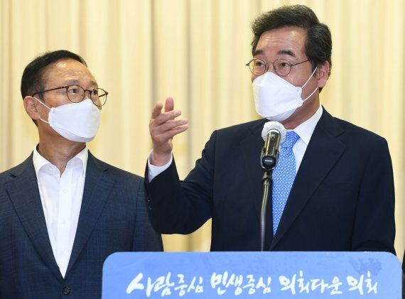 (수원=뉴스1) 경기사진공동취재단 = 이낙연 더불어민주당 대선 예비후보가 30일 경기도 수원시 팔달구 경기도의회에서 경기 공약 발표 기자회견을 하고 있다. 