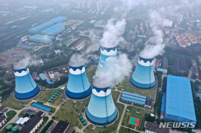중국에서 전력 부족으로 정전 사태가 빚어지면서 10여 개 성(省) 지역에서 전력 사용 제한 조치가 내려졌다. 지난 27일 중국 장쑤성 난닝에 있는 한 석탄 화력 발전소에서 연기가 배출되고 있다. /AP=뉴시스