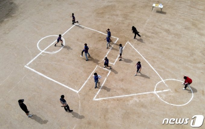 (대전=뉴스1) 김기태 기자 = 28일 대전 유성구 남선초등학교에서 5학년 학생들이 오징어게임 놀이를 하고 있다.2021.9.28/뉴스1 