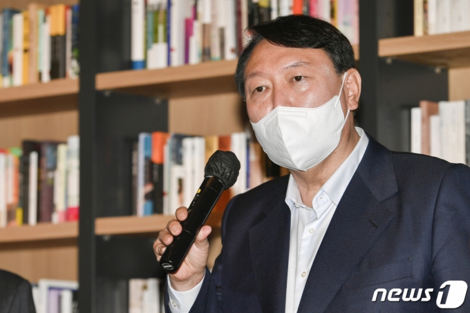 (서울=뉴스1) 국회사진취재단 = 윤석열 국민의힘 대선 경선 예비후보가 3일 서울 강남구 최인아책방에서 열린 청년위원회 임명장 수여식에서 마무리 발언을 하고 있다. 2021.10.3/뉴스1  