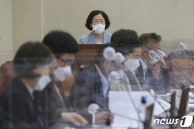 (서울=뉴스1) 구윤성 기자 = 조성욱 공정거래위원장이 5일 오전 서울 여의도 국회에서 열린 정무위원회의 공정거래위원회·한국소비자원·한국공정거래조정원 등에 대한 국정감사에서 업무보고를 하고 있다. 2021.10.5/뉴스1