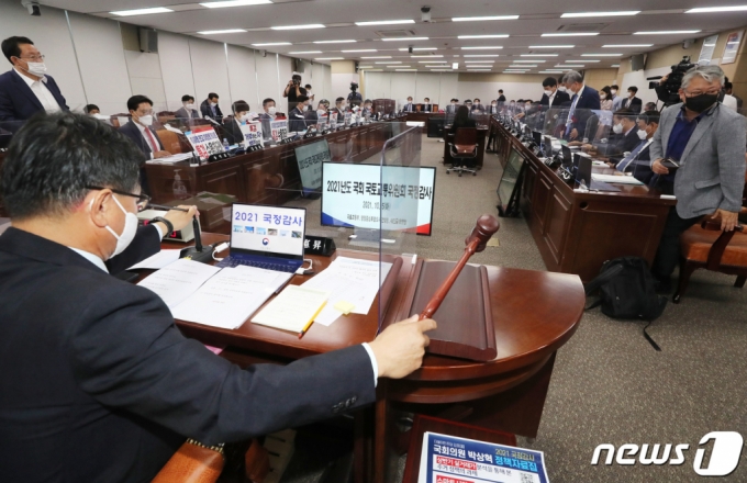 이헌승 국회 국토교통위원회 위원장이 5일 정부세종청사에서 열린 국회 국토교통위원회의 국토교통부·행정중심복합도시건설청·새만금개발청에 대한 국정감사에서 국민의힘 의원들의 대장동 의혹 관련 팻말을 놓고 여야간 논쟁이 이어지자 정회를 선포하고 있다. /사진=뉴스1