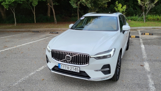 볼보 신형 XC60 B5 인스크립션 전면부 /사진=이강준 기자