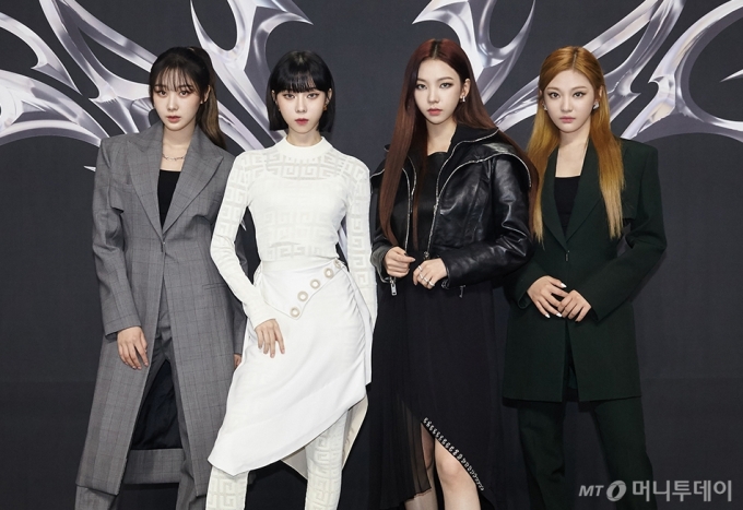 걸그룹 에스파(aespa)가 5일 오전 온라인 스트리밍으로 진행된 첫 미니앨범 '새비지'(Savage) 발매 기자간담회에 앞서 포즈를 취하고 있다. 오후 6시부터 온라인 음원 사이트를 통해 발매될 앨범에는 동명 타이틀 'Savage'와 함께 에스파만의 세계관을 완성시킬 트렌디한 장르의 6개 트랙이 담겨진다. /사진제공=SM엔터테인먼트 2021.10.05 /사진=이동훈 기자 photoguy@