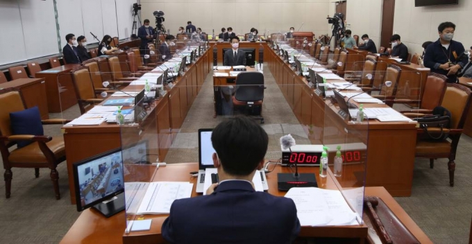 [서울=뉴시스] 최진석 기자 = 8일 서울 여의도 국회에서 열린 보건복지위 국정감사장이 의원들의 퇴장으로 비어 있다. 이날 보건복지위 국감은 야당 의원들의 대장동 관련 리본 부착과 관련한 여야의 공방으로 개의가 40여분 늦어졌다. (공동취재사진) 2021.10.08.