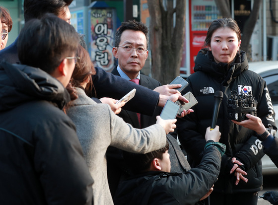 (수원=뉴스1) 오장환 기자 = 심석희 쇼트트랙 국가대표 선수가 17일 오후 경기도 수원시 영통구 수원지방법원에서 열린 조재범 전 국가대표팀 코치의 항소심 2차 공판에 출석해 폭행 피해 사실을 진술한 후 법정을 나서며 취재진 질문에 답하고 있다. . 2018.12.17/뉴스1 