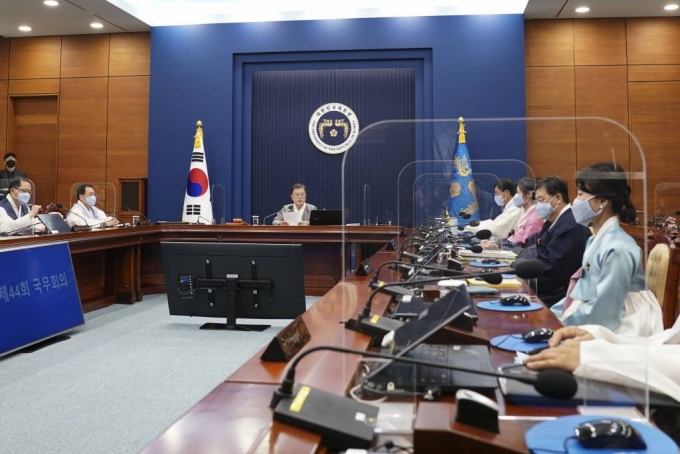 [서울=뉴시스] 김진아 기자 = 문재인 대통령이 12일 오전 청와대 여민관 영상회의실에서 열린 국무회의에서 가을 한복문화주간을 맞아 한복을 입고 발언을 하고 있다. 2021.10.12.