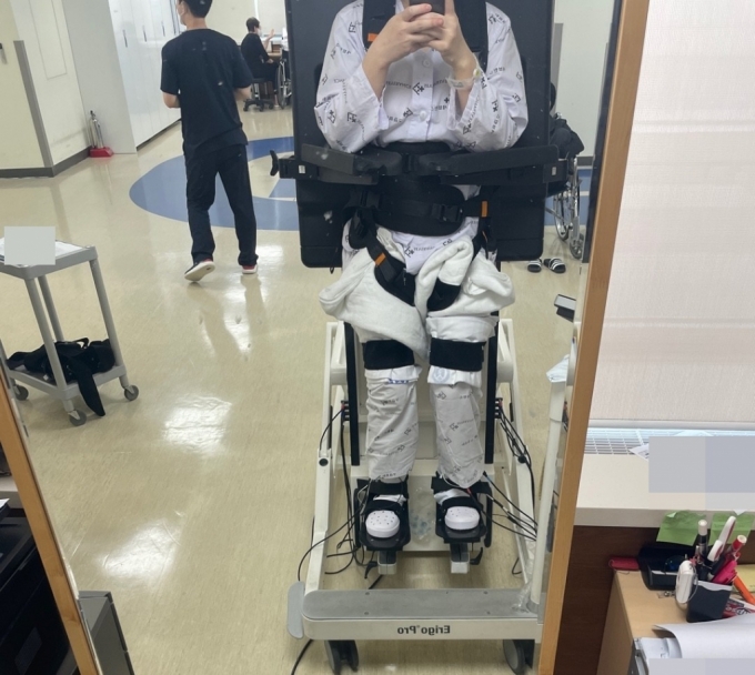 코로나 1차 접종 후 하반신 마비가 온 A씨가 재활을 위해 물리치료를 받고 있는 모습 /사진=네이버 카페 '코로나 백신 부작용 피해자 모임' 게시글