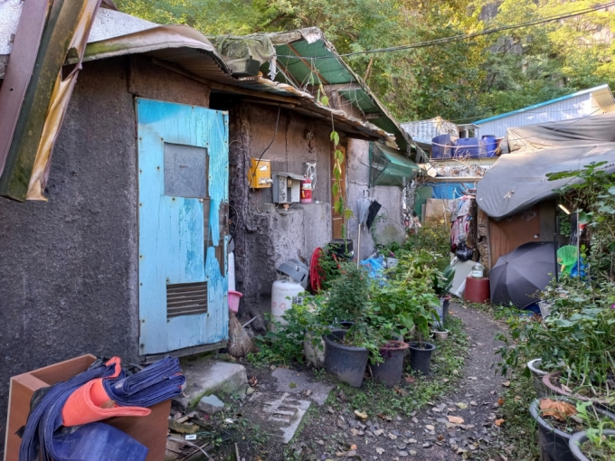 지난 13일 서울 종로구 창신동의 재활용쓰레기장에 형성된 판자촌. 판자촌에 30여년 살았다는 한 거주민의 집 /사진제공= 양윤우 기자 