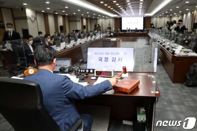 이헌승 국회 국토교통위원회 위원장이 15일 인천 중구 인천국제공항공사에서 열린 국회 국토교통위원회의 인천국제공항공사·한국공항공사 등에 대한 국정감사에서 속개를 알리며 의사봉을 두드리고 있다. /사진=뉴스1