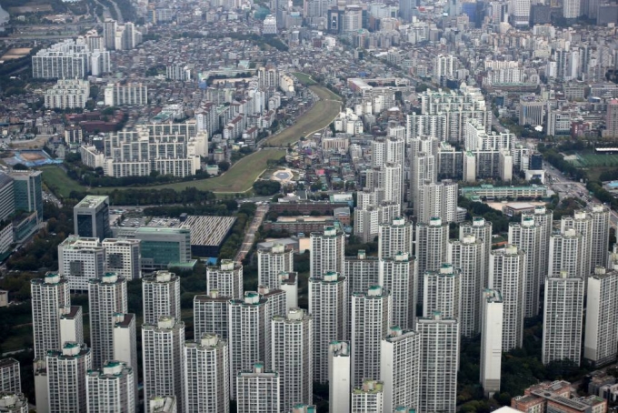 [서울=뉴시스] 김선웅 기자 = 서울 부동산 매수심리가 5주 연속 하락세를 나타내고 있다. 은행권 주택담보대출 한도 축소와 금리인상 등이 영향을 미친 것으로 해석된다. 15일 한국부동산원에 따르면 10월 둘째 주(11일 기준) 서울 아파트 매매수급지수는 101.9로 전주 102.8보다 0.9포인트 내렸다. 이는 4월 셋째 주 101.1 이후 약 6개월 만에 가장 낮은 수준이다. 다만 27주 연속 기준선인 100을 웃돌고 있어 여전히 매도자 우위 상황은 이어지고 있다. 15일 오후 서울 송파구 롯데월드타워 전망대 서울스카이에서 아파트단지와 주택가가 보이고 있다. 2021.10.15.