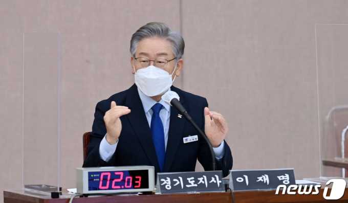 이재명 경기도지사가 20일 경기도 수원시 팔달구 경기도청에서 열린 국회 국토교통위원회의 경기도에 대한 국정감사에서 의원들의 질의에 답변하고 있다. /사진=뉴스1
