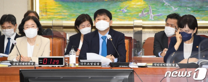 (서울=뉴스1) 구윤성 기자 = (왼쪽부터) 조성욱 공정위원장, 구윤철 국무조정실장,전현희 국민권익위원장이 20일 오전 서울 여의도 국회에서 열린 국회 정무위원회의 2021년도 종합국정감사에서 의원들의 질의에 답하고 있다. 2021.10.20/뉴스1