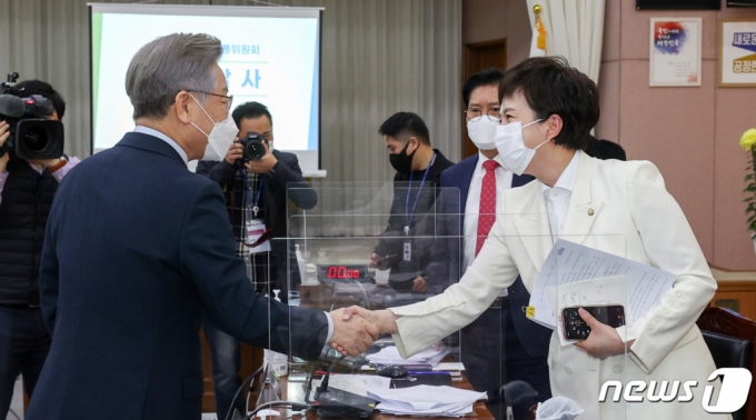 이재명 경기도지사가 20일 경기도 수원시 팔달구 경기도청에서 열린 국회 국토교통위원회의 경기도청에 대한 국정감사에서 오전 질의를 마친 뒤 김은혜 국민의힘 의원과 인사 나누고 있다. /사진=뉴스1