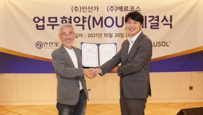 인산가 김윤세 대표(사진 왼쪽)와 에르코스 김슬기 대표가 업무협약을 체결하고 있다./사진=인산가