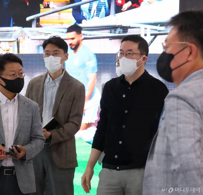 구광모 LG그룹 회장이 2021년 9월 경기도 평택시 LG디지털파크 내 LG전자 HE연구소를 방문해 OLED 대세화 추진 현황을 살피고 있다. /사진제공=LG