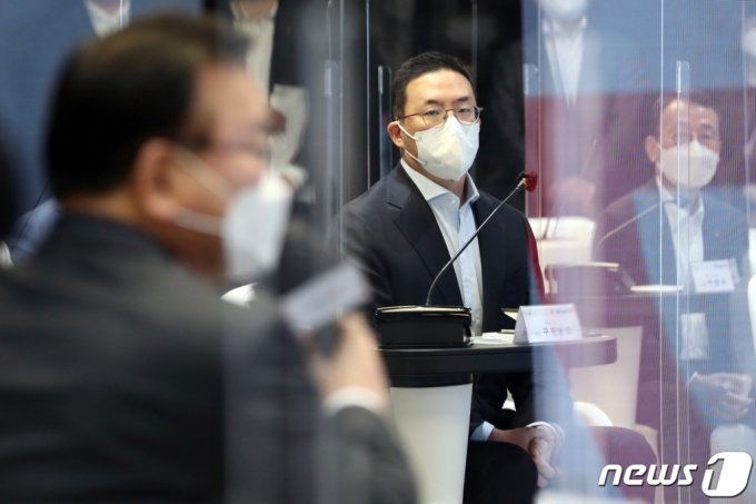 구광모 LG그룹 회장이 21일 서울 강서구 LG사이언스파크에서 열린 청년희망ON 프로젝트 간담회에서 김부겸 국무총리의 인사말을 경청하고 있다. /뉴스1