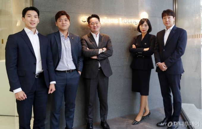 19일 서울시 강남구 논현동 유진투자증권 챔피언스라운지 금융센터에서 PB2팀 팀원들이 사진촬영을 하고 있다. 사진은 왼쪽부터 김현준 유진투자증권 챔피언스라운지 금융센터 PB2팀 주임, 이동진 차장, 강창석 차장, 최효지 차장, 김동선 팀장. /사진=김휘선 기자 hwijpg@