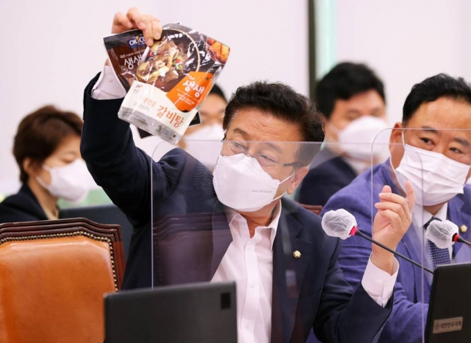 윤재갑 더불어민주당 의원이 15일 서울 여의도 국회에서 열린 농림축산식품해양수산위원회의 농협중앙회, 농협경제지주, 농협금융지주, 농협은행 등에 대한 국정감사에서 젖소 고기로 만들어진 갈비탕을 들어보이고 있다. /사진=뉴시스