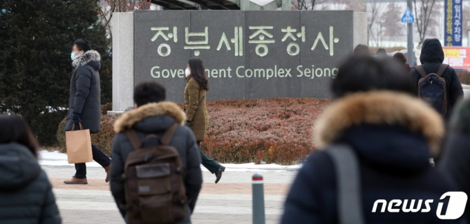 (세종=뉴스1) 장수영 기자 = 2021년 첫 출근날인 4일 세종시 어진동 정부세종청사 일원에서 정부부처 공무원 등 관계자들이 출근길을 나서고 있다. 2021.1.4/뉴스1