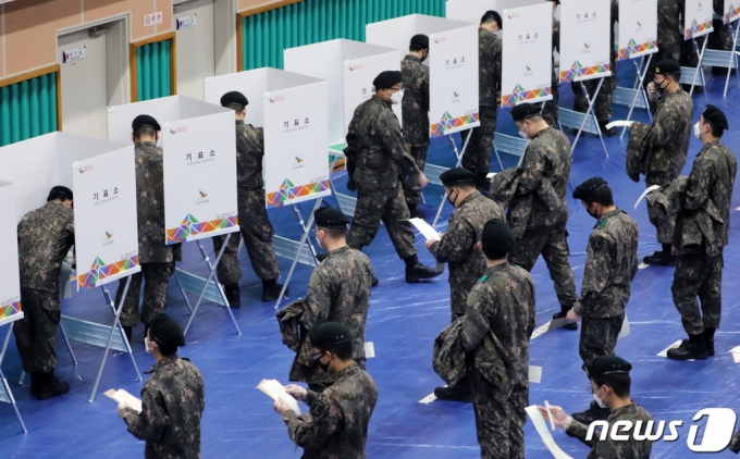 단독] 文청년대책 軍적금 국고지원, '빈익빈 부익부' - 머니투데이