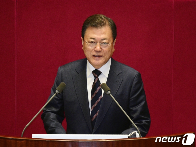 (서울=뉴스1) 이동해 기자 = 문재인 대통령이 25일 국회 본회의장에서 2022년도 예산안 시정연설을 하고 있다. 2021.10.25/뉴스1