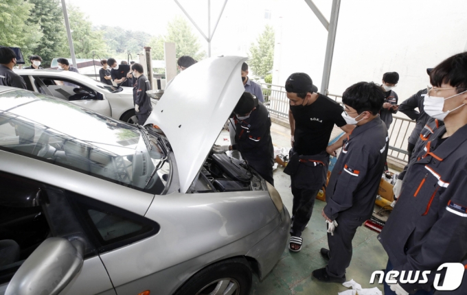 지난 6월 30일 광주 북구 매곡동 한국폴리텍V대학 제2캠퍼스 자동차과에서 열린 북구청과 한국폴리텍V대학의 장애인차량 무상점검 서비스에서 자동차학과 학생들이 동행정복지센터에서 추천 받은 장애인 차량의 소모품을 교환하는 등 점검을 하고 있다. /사진=뉴스1