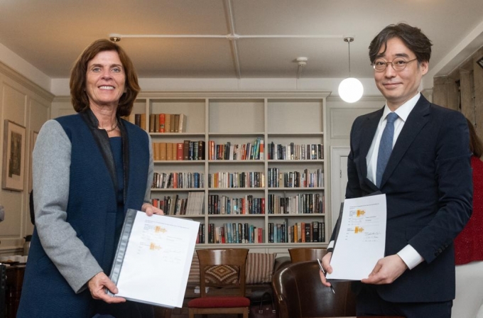 한미사이언스는 옥스퍼드대학교와 신·변종 감염병 예방을 위한 포괄적 연구 개발 협약을 지난 26일(현지시각) 체결했다. 협약식에서 루이스 리처드슨 옥스퍼드대학교 부총장(왼쪽)과 임종윤 한미사이언스 대표가 협약서를 들고 사진 촬영을 하고 있다. /사진제공=한미사이언스
