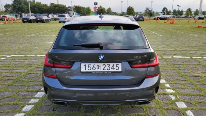 BMW M340i 투어링 후면부/사진=이강준 기자