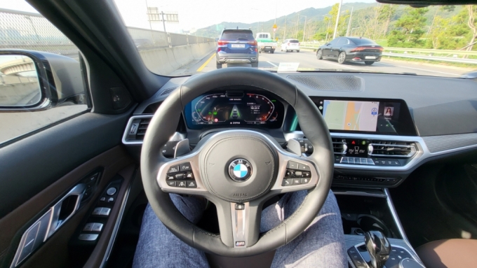 BMW M340i 투어링 운전석 모습/사진=이강준 기자